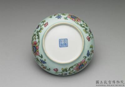 图片[3]-Dish with antique and flower inside a carved polychrome blue exterior in falangcai painted enamels, Qianlong reign (1736-1795), Qing dynasty-China Archive